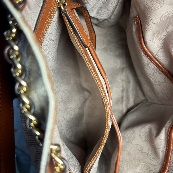 Michael Kors Frankie Bucket Bag - Picture 13 of 17